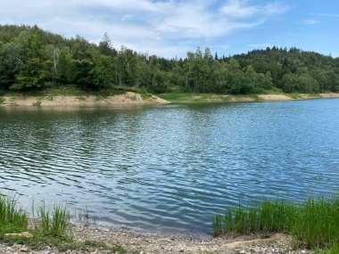 Yapay rezervuar Lokve Gölü veya Yapay Birikim Lokvarsko Gölü - Gorski kotar, Hırvatistan (Lokvarsko jezero ili umjetno akumulacijsko Omladinsko jezero, Lokve - Gorski kotar, Hrvatska)