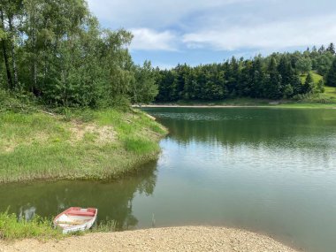 Yapay rezervuar Lokve Gölü veya Yapay Birikim Lokvarsko Gölü - Gorski kotar, Hırvatistan (Lokvarsko jezero ili umjetno akumulacijsko Omladinsko jezero, Lokve - Gorski kotar, Hrvatska)