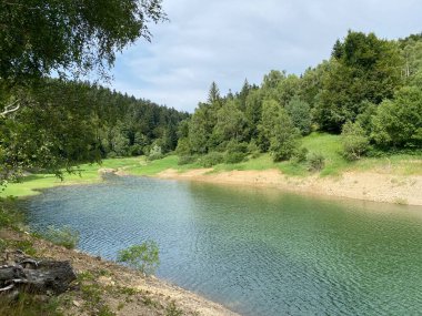 Yapay rezervuar Lokve Gölü veya Yapay Birikim Lokvarsko Gölü - Gorski kotar, Hırvatistan (Lokvarsko jezero ili umjetno akumulacijsko Omladinsko jezero, Lokve - Gorski kotar, Hrvatska)