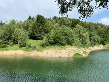 Yapay rezervuar Lokve Gölü veya Yapay Birikim Lokvarsko Gölü - Gorski kotar, Hırvatistan (Lokvarsko jezero ili umjetno akumulacijsko Omladinsko jezero, Lokve - Gorski kotar, Hrvatska)