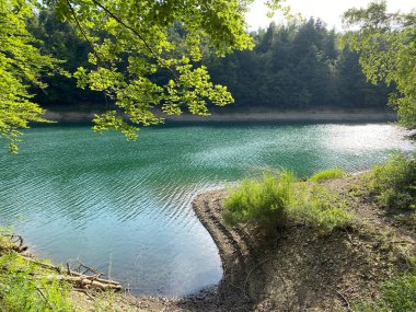 Yapay rezervuar Lokve Gölü veya Yapay Birikim Lokvarsko Gölü - Gorski kotar, Hırvatistan (Lokvarsko jezero ili umjetno akumulacijsko Omladinsko jezero, Lokve - Gorski kotar, Hrvatska)