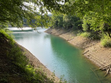 Yapay rezervuar Lokve Gölü veya Yapay Birikim Lokvarsko Gölü - Gorski kotar, Hırvatistan (Lokvarsko jezero ili umjetno akumulacijsko Omladinsko jezero, Lokve - Gorski kotar, Hrvatska)