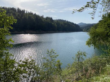 Yapay rezervuar Lokve Gölü veya Yapay Birikim Lokvarsko Gölü - Gorski kotar, Hırvatistan (Lokvarsko jezero ili umjetno akumulacijsko Omladinsko jezero, Lokve - Gorski kotar, Hrvatska)