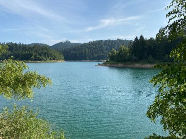 Yapay rezervuar Lokve Gölü veya Yapay Birikim Lokvarsko Gölü - Gorski kotar, Hırvatistan (Lokvarsko jezero ili umjetno akumulacijsko Omladinsko jezero, Lokve - Gorski kotar, Hrvatska)