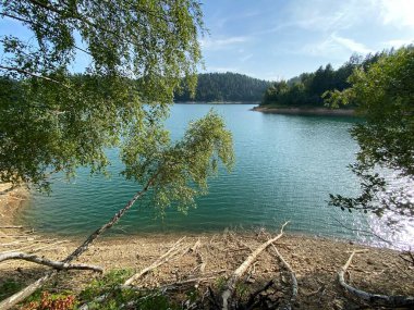 Yapay rezervuar Lokve Gölü veya Yapay Birikim Lokvarsko Gölü - Gorski kotar, Hırvatistan (Lokvarsko jezero ili umjetno akumulacijsko Omladinsko jezero, Lokve - Gorski kotar, Hrvatska)