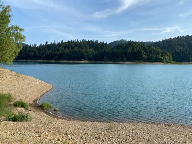 Yapay rezervuar Lokve Gölü veya Yapay Birikim Lokvarsko Gölü - Gorski kotar, Hırvatistan (Lokvarsko jezero ili umjetno akumulacijsko Omladinsko jezero, Lokve - Gorski kotar, Hrvatska)