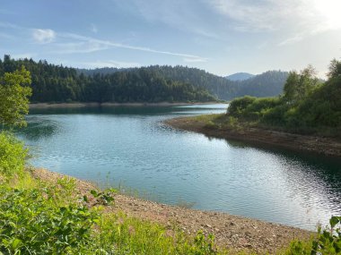 Yapay rezervuar Lokve Gölü veya Yapay Birikim Lokvarsko Gölü - Gorski kotar, Hırvatistan (Lokvarsko jezero ili umjetno akumulacijsko Omladinsko jezero, Lokve - Gorski kotar, Hrvatska)