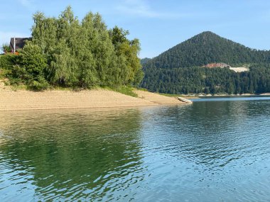 Yapay rezervuar Lokve Gölü veya Yapay Birikim Lokvarsko Gölü - Gorski kotar, Hırvatistan (Lokvarsko jezero ili umjetno akumulacijsko Omladinsko jezero, Lokve - Gorski kotar, Hrvatska)