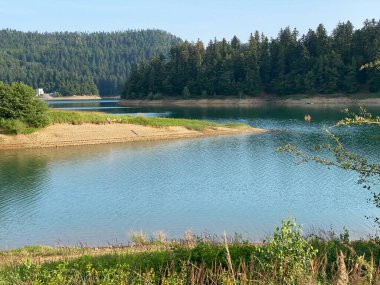 Yapay rezervuar Lokve Gölü veya Yapay Birikim Lokvarsko Gölü - Gorski kotar, Hırvatistan (Lokvarsko jezero ili umjetno akumulacijsko Omladinsko jezero, Lokve - Gorski kotar, Hrvatska)