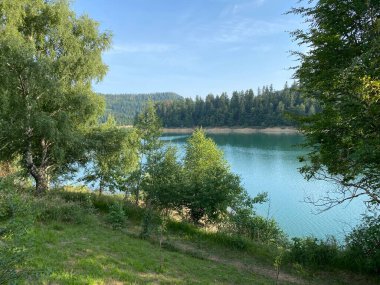 Yapay rezervuar Lokve Gölü veya Yapay Birikim Lokvarsko Gölü - Gorski kotar, Hırvatistan (Lokvarsko jezero ili umjetno akumulacijsko Omladinsko jezero, Lokve - Gorski kotar, Hrvatska)