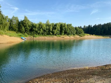 Yapay rezervuar Lokve Gölü veya Yapay Birikim Lokvarsko Gölü - Gorski kotar, Hırvatistan (Lokvarsko jezero ili umjetno akumulacijsko Omladinsko jezero, Lokve - Gorski kotar, Hrvatska)