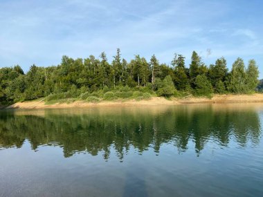 Yapay rezervuar Lokve Gölü veya Yapay Birikim Lokvarsko Gölü - Gorski kotar, Hırvatistan (Lokvarsko jezero ili umjetno akumulacijsko Omladinsko jezero, Lokve - Gorski kotar, Hrvatska)