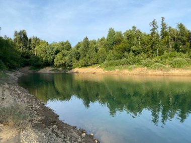 Yapay rezervuar Lokve Gölü veya Yapay Birikim Lokvarsko Gölü - Gorski kotar, Hırvatistan (Lokvarsko jezero ili umjetno akumulacijsko Omladinsko jezero, Lokve - Gorski kotar, Hrvatska)