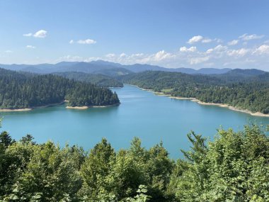 Yapay rezervuar Lokve Gölü veya Yapay Birikim Lokvarsko Gölü - Gorski kotar, Hırvatistan (Lokvarsko jezero ili umjetno akumulacijsko Omladinsko jezero, Lokve - Gorski kotar, Hrvatska)