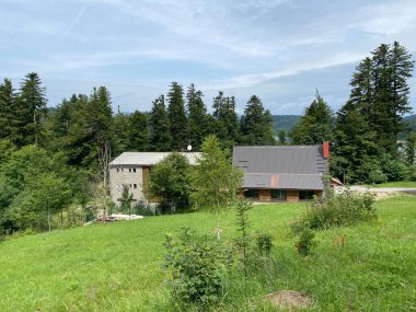 Lokve Gölü veya Lokvarsko Gölü 'nün yanındaki yeni otel veya motel Jezero - Hırvatistan (Novi Motel uz akumulacijsko Lokvarsko jezero ili Motel jezero nad Omladinskim jezerom, Lokve - Gorski kotar, Hrvatska jezerom)