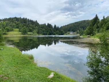 Resimli küçük dağ birikimi Mrzla Vodica - Gorski kotar, Hırvatistan (Slikovito malo goransko akumulacijsko jezero Mrzla Vodica - Gorski kotar, Hrvatska)
