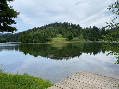 Resimli küçük dağ birikimi Mrzla Vodica - Gorski kotar, Hırvatistan (Slikovito malo goransko akumulacijsko jezero Mrzla Vodica - Gorski kotar, Hrvatska)