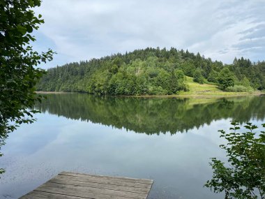 Resimli küçük dağ birikimi Mrzla Vodica - Gorski kotar, Hırvatistan (Slikovito malo goransko akumulacijsko jezero Mrzla Vodica - Gorski kotar, Hrvatska)