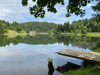 Resimli küçük dağ birikimi Mrzla Vodica - Gorski kotar, Hırvatistan (Slikovito malo goransko akumulacijsko jezero Mrzla Vodica - Gorski kotar, Hrvatska)