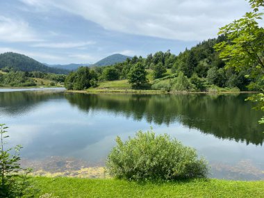 Resimli küçük dağ birikimi Mrzla Vodica - Gorski kotar, Hırvatistan (Slikovito malo goransko akumulacijsko jezero Mrzla Vodica - Gorski kotar, Hrvatska)