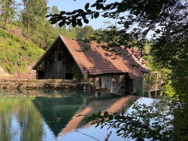 Tici - Gorski kotar, Hırvatistan (Ostaci look pilane na maloj brani Cogrljevog jezera u goranskom zaselku Tici - Hrvatska)