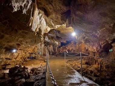 Gorski kotar bölgesindeki Turist mağarası Vrelo - Fuzine, Hırvatistan veya der kroatischen Bölgesi 'ndeki Die Hoehle Vrelo - Fuzine, Kroatien (Turisticka spilja Vrelo u regiji Gorski kotar - Fuzine, Hrvatska)