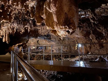 Gorski kotar bölgesindeki Turist mağarası Vrelo - Fuzine, Hırvatistan veya der kroatischen Bölgesi 'ndeki Die Hoehle Vrelo - Fuzine, Kroatien (Turisticka spilja Vrelo u regiji Gorski kotar - Fuzine, Hrvatska)