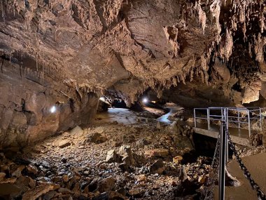 Gorski kotar bölgesindeki Turist mağarası Vrelo - Fuzine, Hırvatistan veya der kroatischen Bölgesi 'ndeki Die Hoehle Vrelo - Fuzine, Kroatien (Turisticka spilja Vrelo u regiji Gorski kotar - Fuzine, Hrvatska)