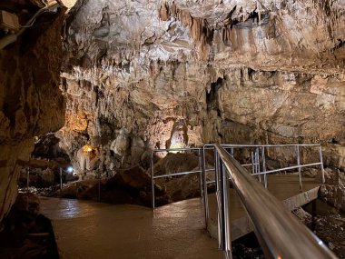 Gorski kotar bölgesindeki Turist mağarası Vrelo - Fuzine, Hırvatistan veya der kroatischen Bölgesi 'ndeki Die Hoehle Vrelo - Fuzine, Kroatien (Turisticka spilja Vrelo u regiji Gorski kotar - Fuzine, Hrvatska)