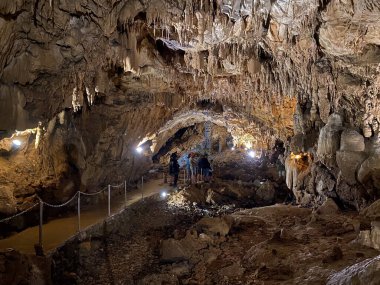 Gorski kotar bölgesindeki Turist mağarası Vrelo - Fuzine, Hırvatistan veya der kroatischen Bölgesi 'ndeki Die Hoehle Vrelo - Fuzine, Kroatien (Turisticka spilja Vrelo u regiji Gorski kotar - Fuzine, Hrvatska)