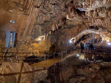 Gorski kotar bölgesindeki Turist mağarası Vrelo - Fuzine, Hırvatistan veya der kroatischen Bölgesi 'ndeki Die Hoehle Vrelo - Fuzine, Kroatien (Turisticka spilja Vrelo u regiji Gorski kotar - Fuzine, Hrvatska)