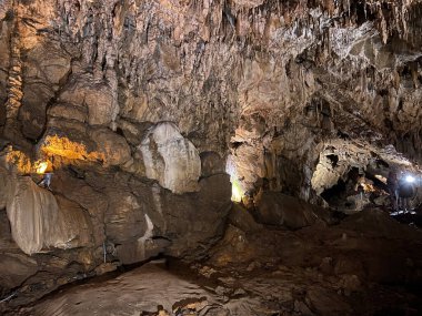 Gorski kotar bölgesindeki Turist mağarası Vrelo - Fuzine, Hırvatistan veya der kroatischen Bölgesi 'ndeki Die Hoehle Vrelo - Fuzine, Kroatien (Turisticka spilja Vrelo u regiji Gorski kotar - Fuzine, Hrvatska)