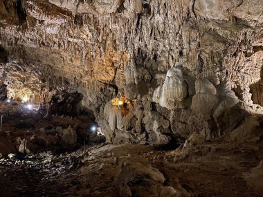 Gorski kotar bölgesindeki Turist mağarası Vrelo - Fuzine, Hırvatistan veya der kroatischen Bölgesi 'ndeki Die Hoehle Vrelo - Fuzine, Kroatien (Turisticka spilja Vrelo u regiji Gorski kotar - Fuzine, Hrvatska)