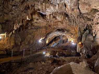 Gorski kotar bölgesindeki Turist mağarası Vrelo - Fuzine, Hırvatistan veya der kroatischen Bölgesi 'ndeki Die Hoehle Vrelo - Fuzine, Kroatien (Turisticka spilja Vrelo u regiji Gorski kotar - Fuzine, Hrvatska)