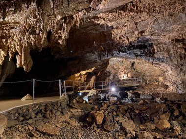 Gorski kotar bölgesindeki Turist mağarası Vrelo - Fuzine, Hırvatistan veya der kroatischen Bölgesi 'ndeki Die Hoehle Vrelo - Fuzine, Kroatien (Turisticka spilja Vrelo u regiji Gorski kotar - Fuzine, Hrvatska)
