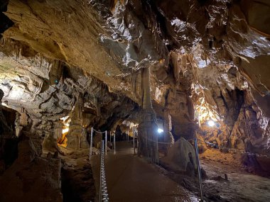 Gorski kotar bölgesindeki Turist mağarası Vrelo - Fuzine, Hırvatistan veya der kroatischen Bölgesi 'ndeki Die Hoehle Vrelo - Fuzine, Kroatien (Turisticka spilja Vrelo u regiji Gorski kotar - Fuzine, Hrvatska)