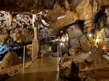Gorski kotar bölgesindeki Turist mağarası Vrelo - Fuzine, Hırvatistan veya der kroatischen Bölgesi 'ndeki Die Hoehle Vrelo - Fuzine, Kroatien (Turisticka spilja Vrelo u regiji Gorski kotar - Fuzine, Hrvatska)