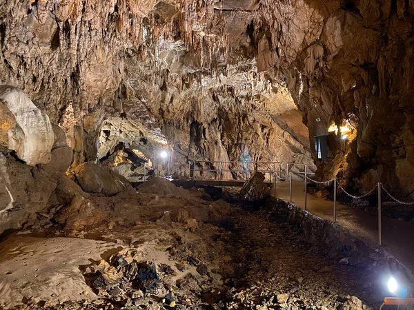 Gorski kotar bölgesindeki Turist mağarası Vrelo - Fuzine, Hırvatistan veya der kroatischen Bölgesi 'ndeki Die Hoehle Vrelo - Fuzine, Kroatien (Turisticka spilja Vrelo u regiji Gorski kotar - Fuzine, Hrvatska)