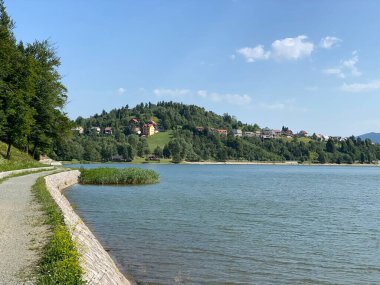 Yapay birikim gölü Bajer, Fuzine - Gorski kotar, Hırvatistan (Kruzna rekreativna staza oko umjetnog akumulacijskog jezera Bajer, Fuzine - Gorski kotar, Hrvatska)