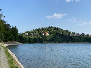 Yapay birikim gölü Bajer, Fuzine - Gorski kotar, Hırvatistan (Kruzna rekreativna staza oko umjetnog akumulacijskog jezera Bajer, Fuzine - Gorski kotar, Hrvatska)