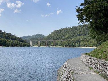 Yapay birikim gölü Bajer, Fuzine - Gorski kotar, Hırvatistan (Kruzna rekreativna staza oko umjetnog akumulacijskog jezera Bajer, Fuzine - Gorski kotar, Hrvatska)