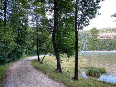 Yapay birikim gölü Bajer, Fuzine - Gorski kotar, Hırvatistan (Kruzna rekreativna staza oko umjetnog akumulacijskog jezera Bajer, Fuzine - Gorski kotar, Hrvatska)