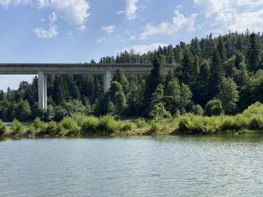 Fuzine 'deki Bajer Gölü, Bajer Köprüsü veya Viaduct Bajer - Gorski kotar, Hırvatistan (Çoğu Bajer, Viadukt Bajer, Bajerov Most ili Vijadukt Bajer u Fuzinama - Gorski kotar, Hrvatska)