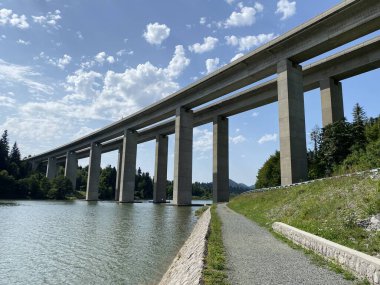 Fuzine 'deki Bajer Gölü, Bajer Köprüsü veya Viaduct Bajer - Gorski kotar, Hırvatistan (Çoğu Bajer, Viadukt Bajer, Bajerov Most ili Vijadukt Bajer u Fuzinama - Gorski kotar, Hrvatska)