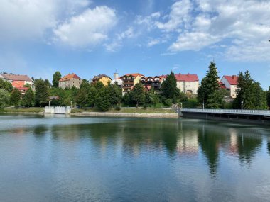 Yapay birikim gölü Bajer - Gorski kotar, Hırvatistan (Slikovito goransko naselje Fuzine nad umjetnim akumulacijskim jezerom Bajer - Hrvatska)