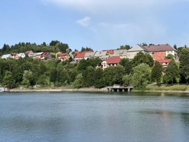 Yapay birikim gölü Bajer - Gorski kotar, Hırvatistan (Slikovito goransko naselje Fuzine nad umjetnim akumulacijskim jezerom Bajer - Hrvatska)