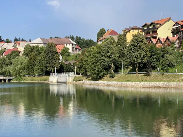 Den Pittoreska Bergsbyn Fuzine Ovanför Den Konstgjorda Ackumuleringssjön Bajer Gorski — Stockfoto