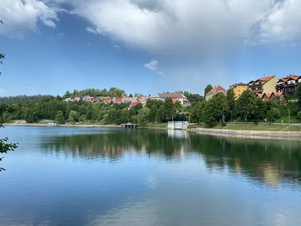 Het Pittoreske Bergdorp Fuzine Boven Het Kunstmatige Accumulatieplas Bajer Gorski — Stockfoto