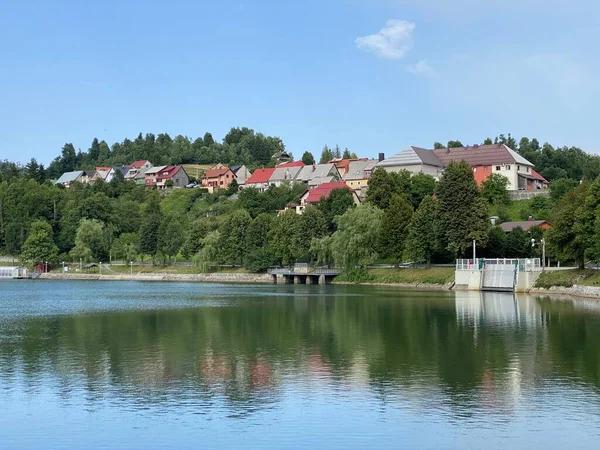 Het Pittoreske Bergdorp Fuzine Boven Het Kunstmatige Accumulatieplas Bajer Gorski — Stockfoto