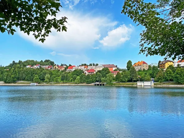 Het Pittoreske Bergdorp Fuzine Boven Het Kunstmatige Accumulatieplas Bajer Gorski — Stockfoto